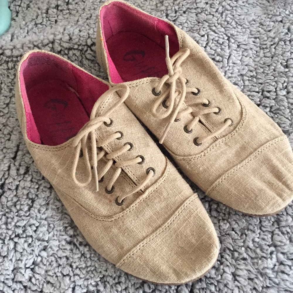 Cute beige shoe with lace up detail.